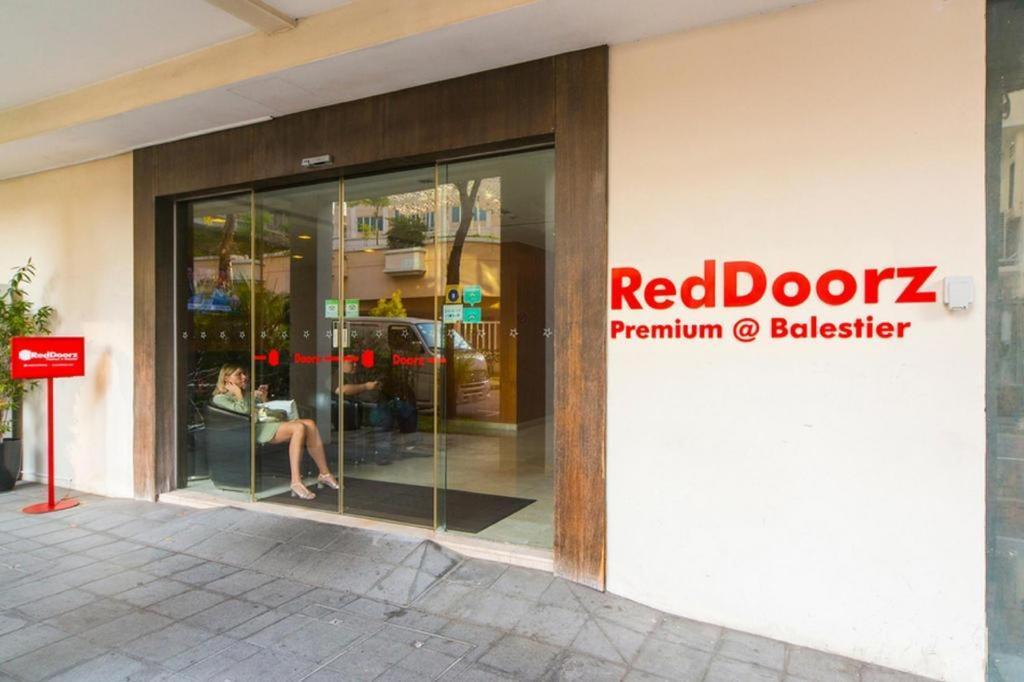 Hotel Reddoorz Premium @ Balestier Singapore Esterno foto