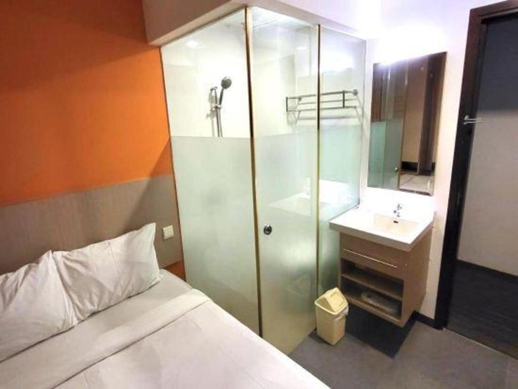 Hotel Reddoorz Premium @ Balestier Singapore Esterno foto