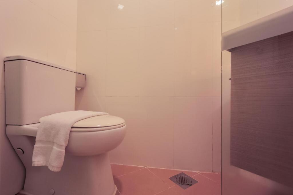 Hotel Reddoorz Premium @ Balestier Singapore Esterno foto