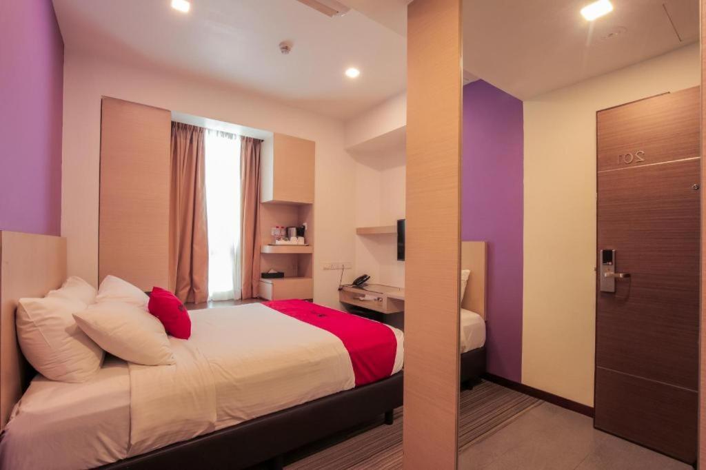 Hotel Reddoorz Premium @ Balestier Singapore Esterno foto